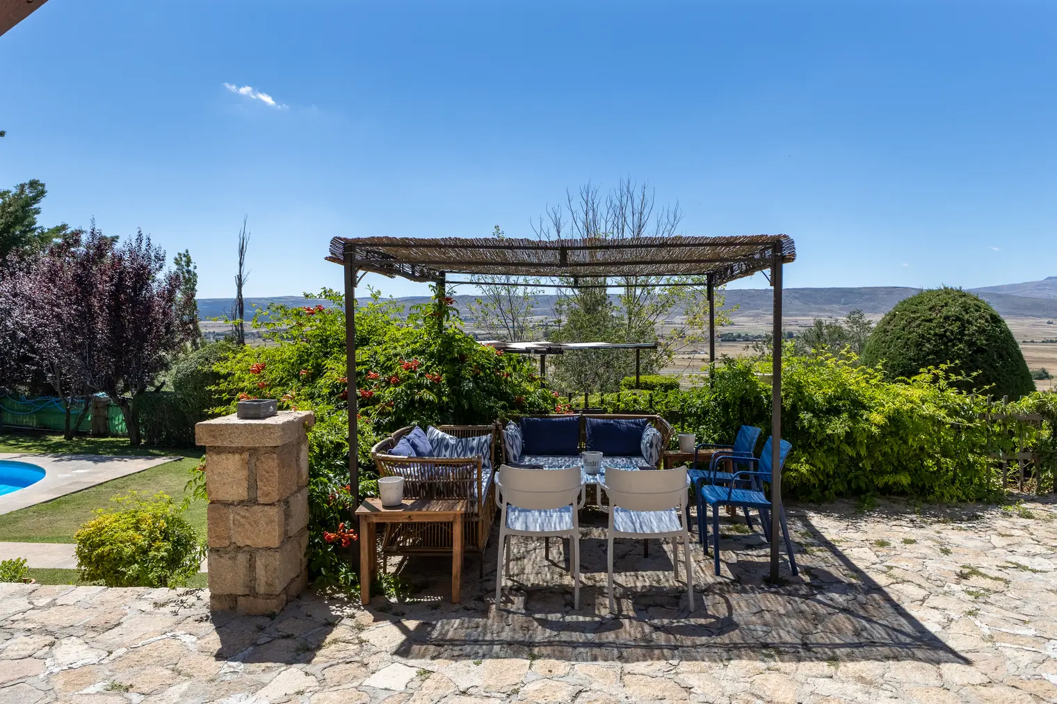 Pérgola del jardín y paisaje rural desde Las Yernas