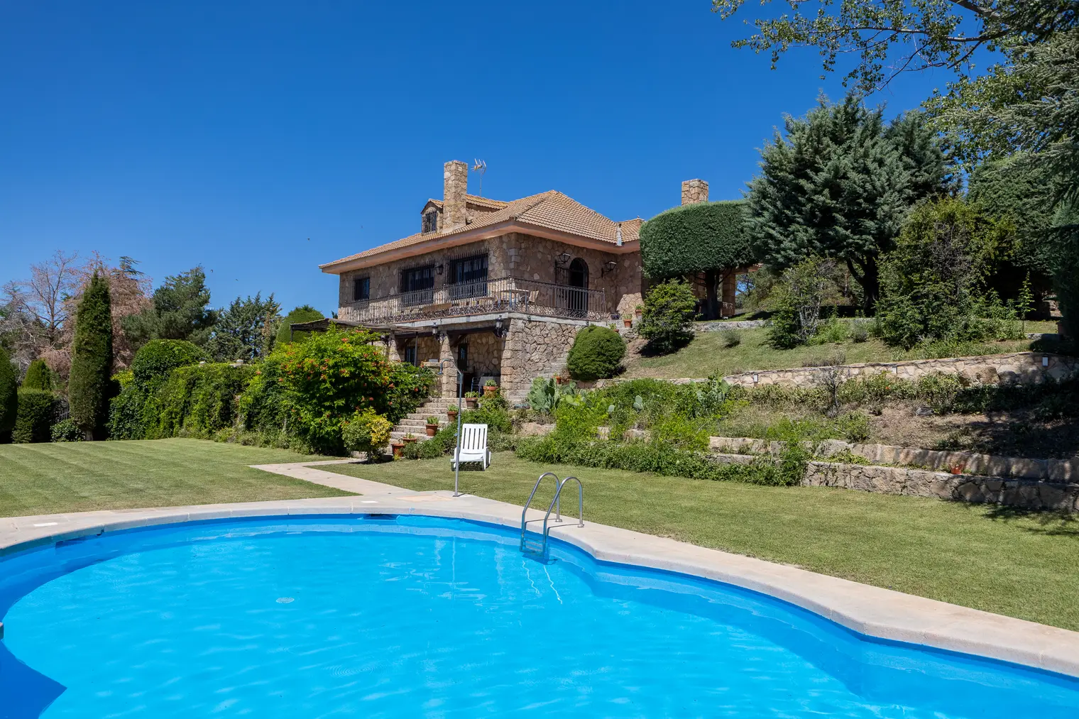 Piscina privada y fachada de piedra de Casa Rural Las Yernas